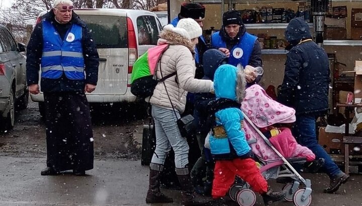 Православные волонтеры Румынии встречают украинских беженцев прямо на границе. Фото: ziarullumina.ro