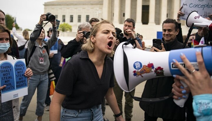 В США начались протесты против отмены федерального закона, гарантирующего право на аборт. Фото: foxnews.com
