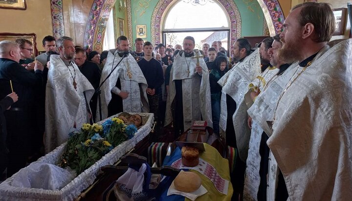 Отпевание воина Владимира Савчука в Свято-Димитровском храме УПЦ Бережницы. Фото: pravoslavna.volyn.ua