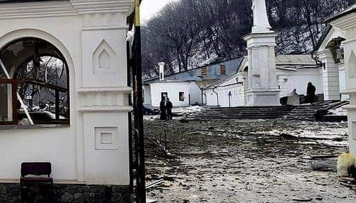 Последствия обстрела в Святогорской лавре. Фото: страница в Facebook игумении Серафимы (Шевчик)