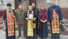 В Кировоградской епархии клирики принесли заключенным иконки и молитвословы