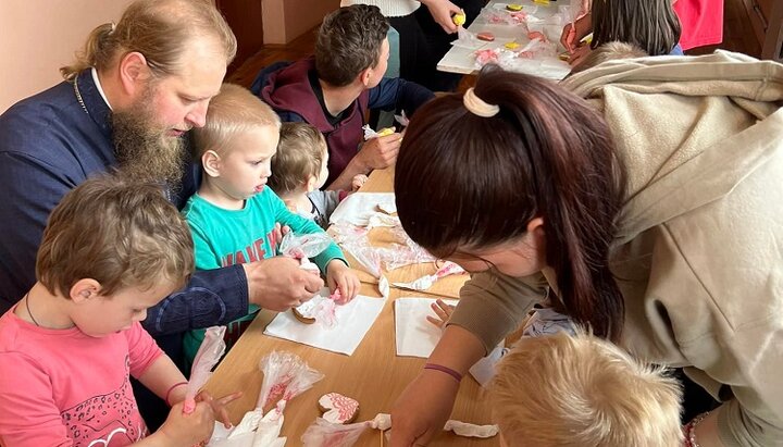 Отец Ярослав организовал мастер-классы для детей-переселенцев в Мукачево. Фото: m-church.org.ua