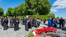 Священники УПЦ принесли квіти до могили Невідомого солдата у Києві