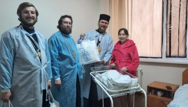 Священники в Нежинском роддоме подарили молодым мамам наборы для новорожденных. Фото: orthodox.cn.ua