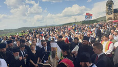 Тысячи людей встретили Предстоятеля СПЦ у Георгиевского храма в Черногории
