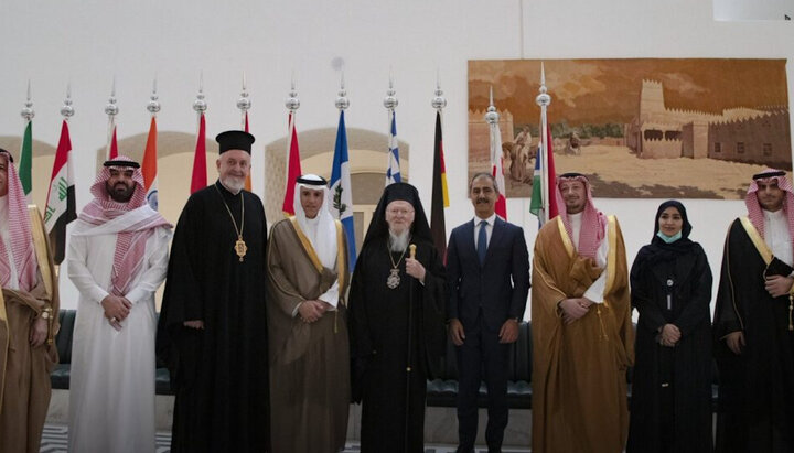 Патриарх Варфоломей (в центре) на форуме в Саудовской Аравии. Фото: ekklisiaonline.gr