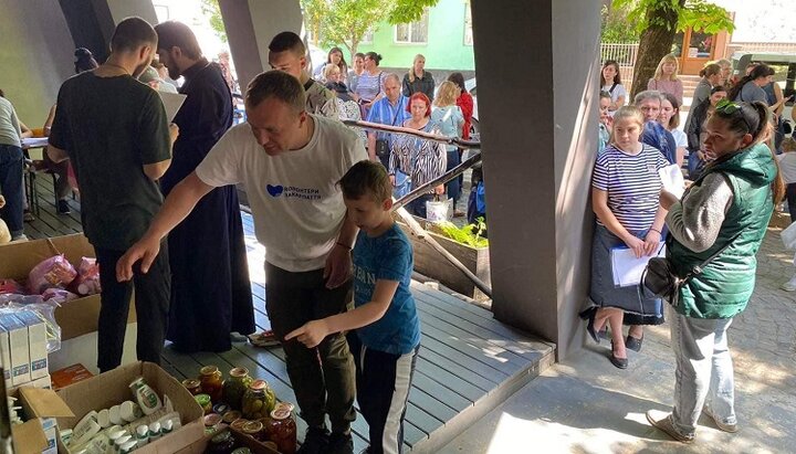 Мукачівська єпархія УПЦ передала продукти біженцям із дітьми