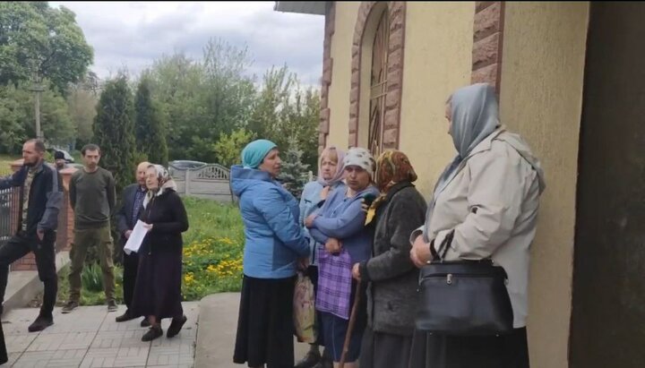 Верующие Черняхова защищают свою святыню от закрытия. Фото: скриншот видео Telegram-канала «Дозор на 