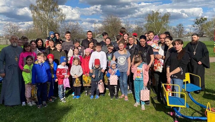 Полтавська єпархія УПЦ передала спортінвентар інтернату з дітьми-біженцями