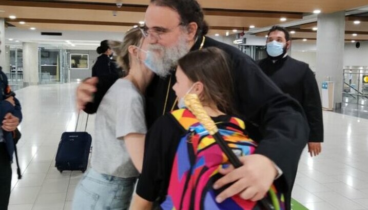 Митрополит Исаия встретил украинских беженцев в аэропорту. Фото: orthodoxianewsagency.gr