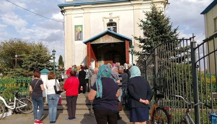 Жители Павловки срезали замки с храма УПЦ м передали его в ПЦУ. Фото: bug.org.ua