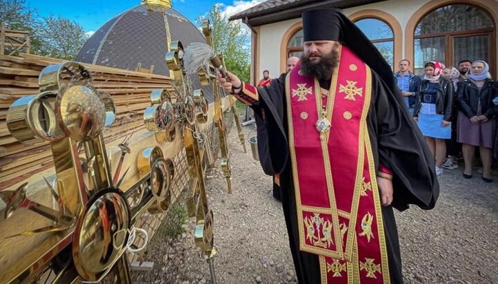 Епископ Пимен освящяет кресты храма УПЦ в Ровно. Фото: rivne.church.ua