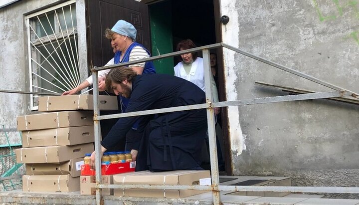 Продукты привезли в Нежинское коммунальное предприятие «Школьник», которые готовят еду для военных. Фото: orthodox.cn.ua