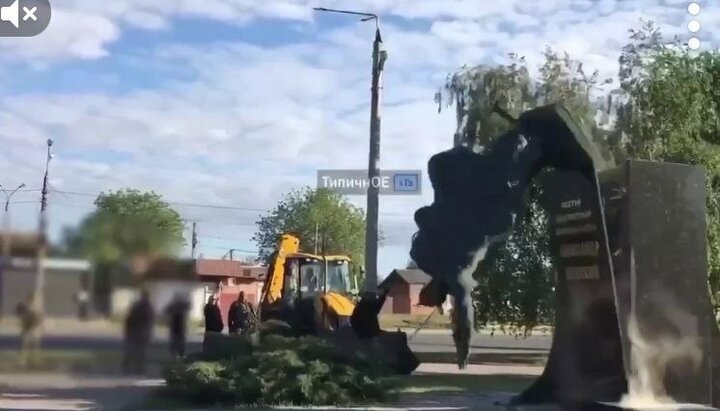 В Харькове уничтожили памятник святому Александру Невскому. Фото: скриншот видео 