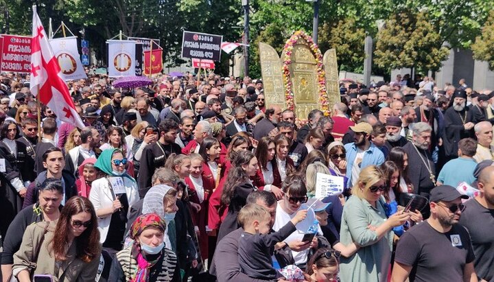Шествие в День семьи собрало несколько тысяч участников. Фото: t.me/NGnewsgeorgia/131