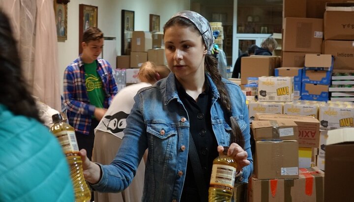 Гуманітарний центр Полтавської єпархії УПЦ передав продукти біженцям