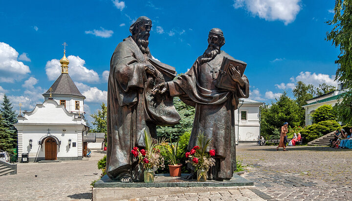 Памятник святым равноапостольным Кириллу и Мефодию в Киево-Печерской лавре. Фото: киев-фото.com
