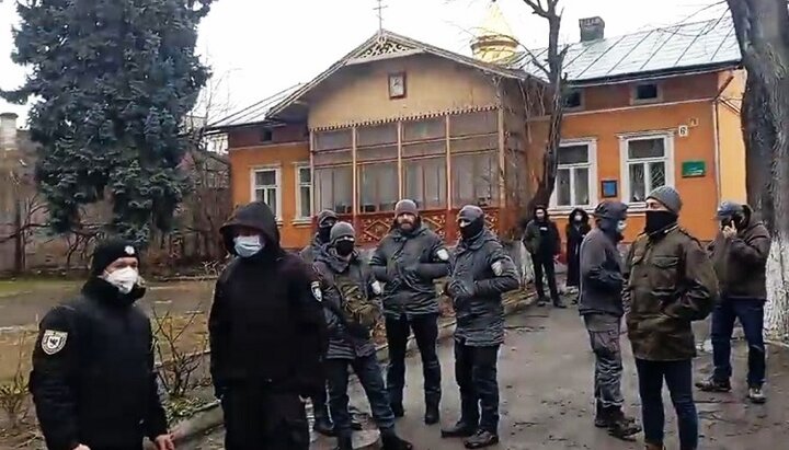 Στο Ιβάνο-Φρανκίβσκ, αντίθετα με απόφαση ΟΗΕ, διώχνουν ενορία UOC από ναό