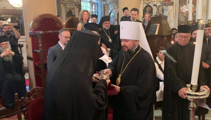 Ο Ντουμένκο χαρίζει μια παναγία στον Αρχιεπίσκοπο Ιερώνυμο. Φωτογραφία: tsn.ua