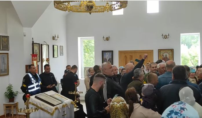 Сторонники ПЦУ ворвались в храм прямо во время литургии. Фото: Facebook-страница Винницкой епархии УПЦ