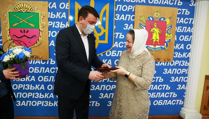 Матінці Ларисі Поповій вручають почесну відзнаку «Мати-героїня». Фото: hramzp.ua