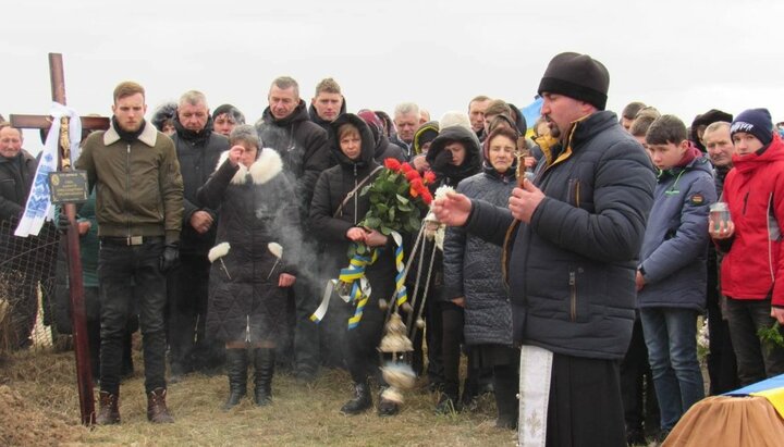 Священники УПЦ поділяють скорботу від втрати з рідними та близькими загиблих. Фото: прес-служба Рівненської єпархії