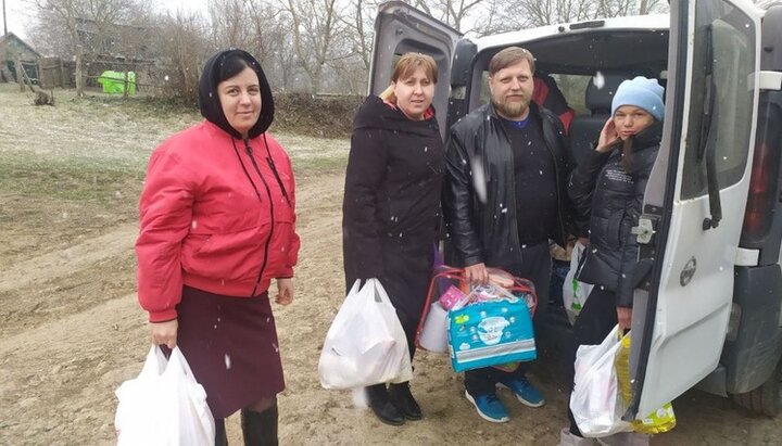 Переселенцы в селе Голубовка получили помощь от прихожан храмов УПЦ Винницкой епархии. Фото: Facebook-страница Винницкой епархии