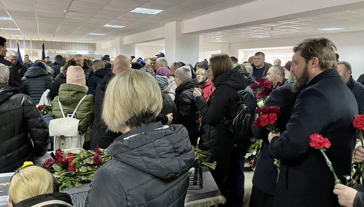 Тисячі жителів Олександрії прийшли попрощатися з воїнами, які загинули від ракетного удару по аеродрому міста. Фото: пресслужба Олександрійської єпархії