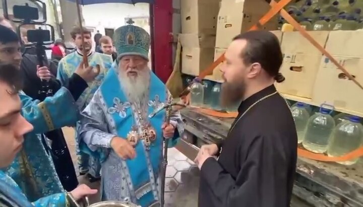 Митрополит Агафангел освятив воду, зібрану для жителів Миколаєва. Фото: скріншот із відео з Facebook-сторінки Одеської єпархії