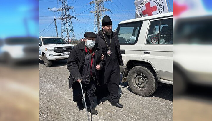 Ο Μητροπολίτης Μητροφάνης βοηθά στην εκκένωση αμάχων από το Azovstal. Φωτογραφία: γραφείο τύπου της επισκοπής Γόρλοφκα κα Σλάβιανσκ