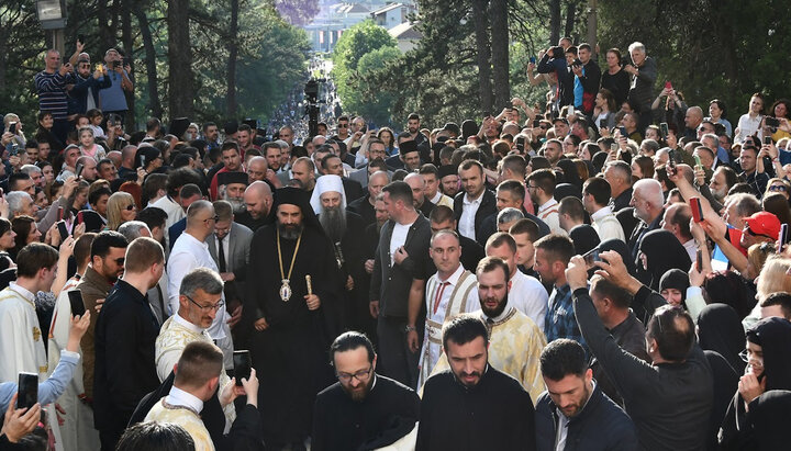 Віруючі зустрічають Патріарха Порфирія у Нікшичі. Фото: spc.rs