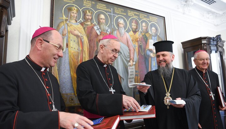 Думенко подарував католицьким єпископам цінні подарунки. Фото: ПЦУ