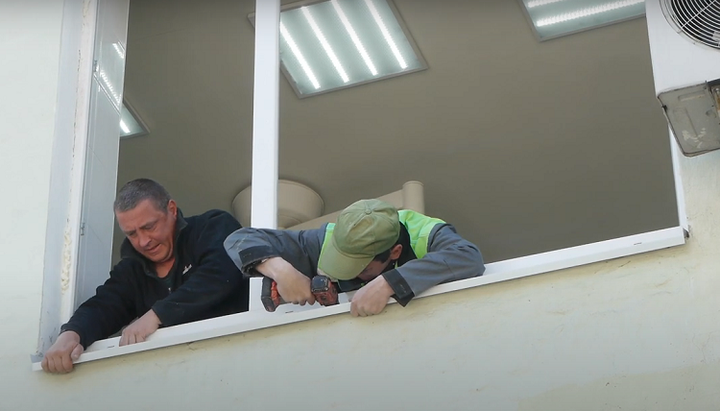 Встановлення нових вікон у райлікарні Чернігова. Фото: скріншот відео youtube-каналу Фонд Фавор
