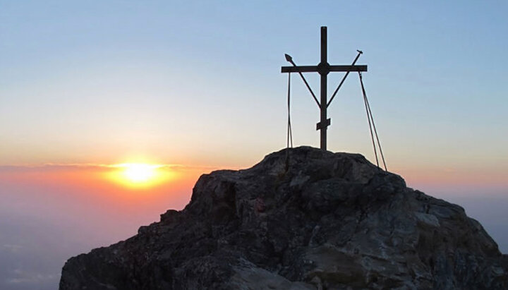 Крест на вершине Афона. Фото: greece.ru