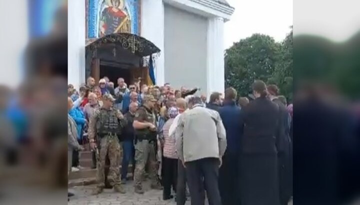 Полицейские опечатали Михайловский храм в городе Рожище. Фльл: 