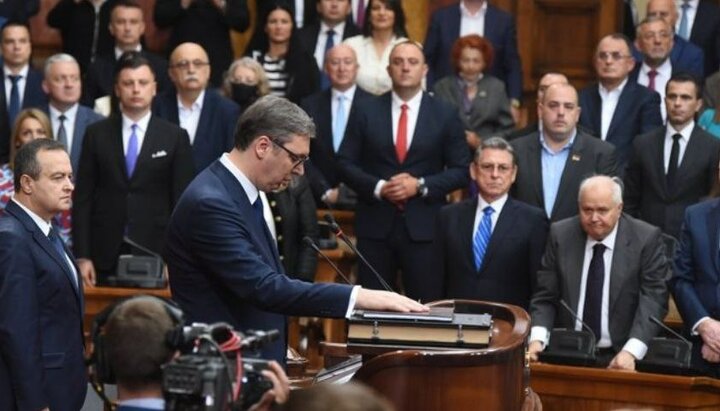 Александр Вучич произносит слова президентской присяги. Фото: danas.rs
