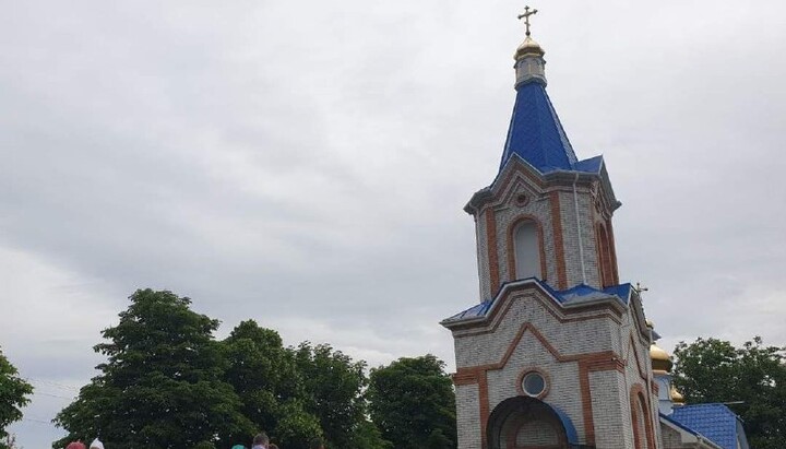 Литургию в Аджамке теперь служат у церковных дверей. Фото: страница Кировоградской епархии в Facedook