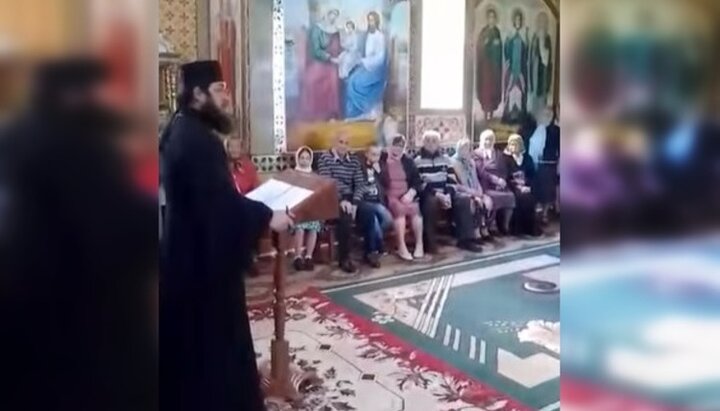 Игумен Герман (Кулакевич) ведет собрание прихожан Николаевского храма. Фото: скриншот из видео на Facebook