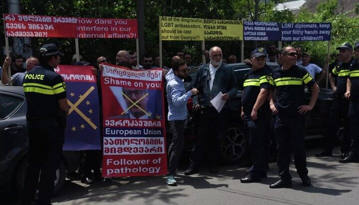 В Грузії на мітингу проти пропаганди ЛГБТ розірвали райдужний прапор