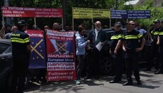 В столице Грузии на митинге против пропаганды ЛГБТ порвали радужный флаг
