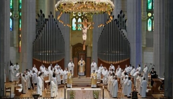 Католики Іспанії пропонують скасувати целібат і дозволити жіноче священство