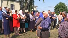 В селе Черниж община УПЦ третью неделю дежурит у храма, переданного ПЦУ
