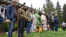 Κληρικοί OCU λειτούργησαν της Πεντηκοστής στη μονή Ντούκονσκι της UOC