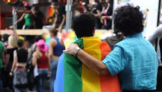 В Ватикане считают, что ЛГБТ-семьи должны быть под покровительством Церкви