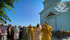 В Стадниках епископ Пимен совершил литургию перед опечатанным храмом УПЦ