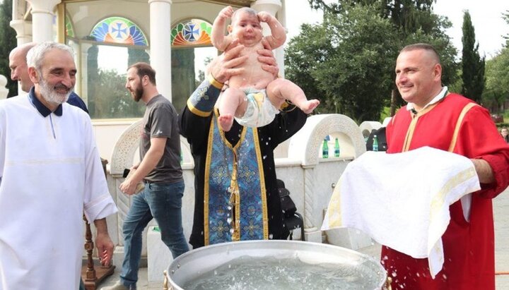 Патриарх-Католикос всея Грузии Илия II окрестил 1600 детей. Фото: patriarchate.ge