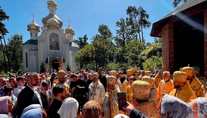 Освящение поклонного креста возле Петро-Павловского храма Бучи. Фото: СПЖ