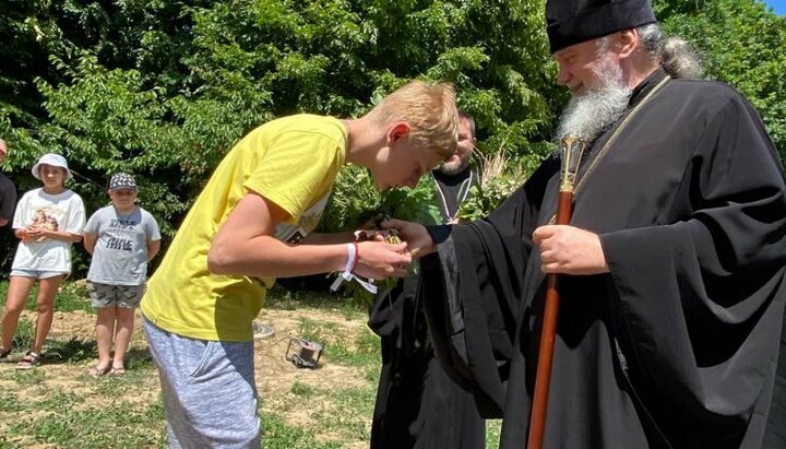 Митрополит Феодор открыл детский православный лагерь. Фото: m-church.org.ua