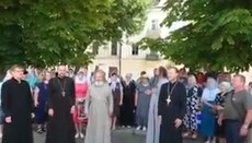 У Хмельницькому віряни УПЦ провели молебень перед будівлею облради
