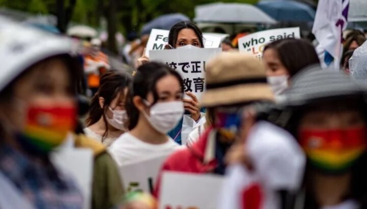 Представители ЛГБТ провели гей-парад в Токио в апреле 2022 года, потребуя соблюдения своих прав. Фото: Philip Fong–AFP/Getty Images